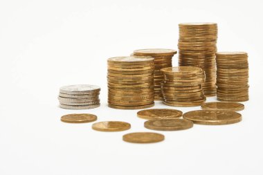 Beyaz arkaplanda para yığınları.