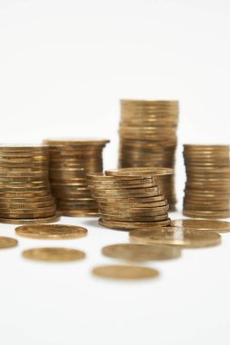 Beyaz arkaplanda para yığınları.