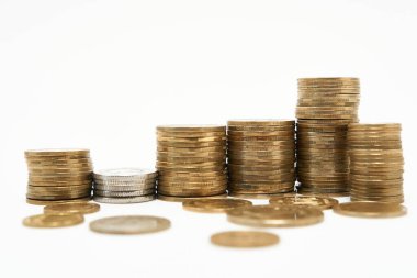 Beyaz arkaplanda para yığınları.