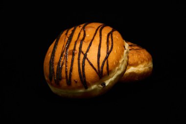 Siyah arka planda çikolatalı leziz çörekler..