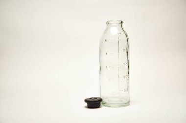Serum fizyolojik için cam şişe.