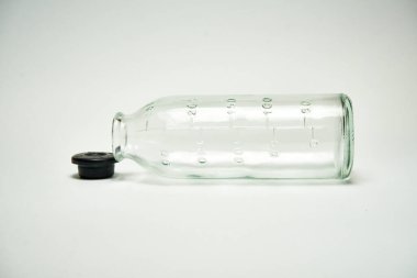 Serum fizyolojik için cam şişe.