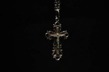 Koyu arkaplanda zincirle çapraz