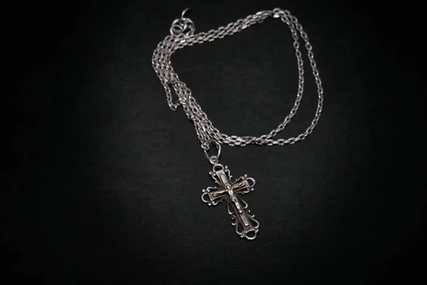 Croix Avec Chaîne Sur Fond Sombre — Photo