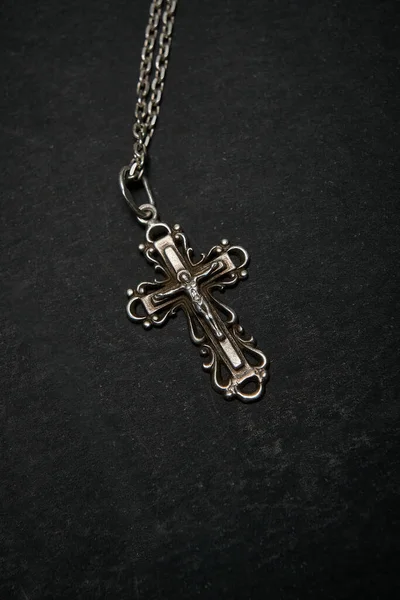 Koyu arkaplanda zincirle çapraz