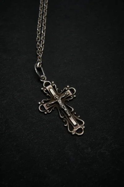 Croix Avec Chaîne Sur Fond Sombre — Photo