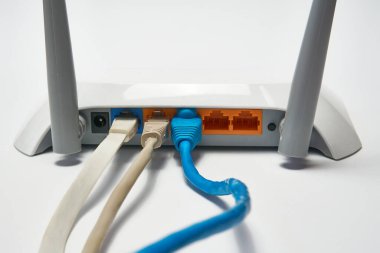 Ağ kablosu kablosuz yönlendiriciye, yönlendiriciye, internete, küresel ağa bağlanır