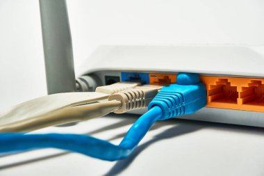 Yönlendiriciye bağlanılıyor, ağ kabloları yönlendiriciye bağlanıyor