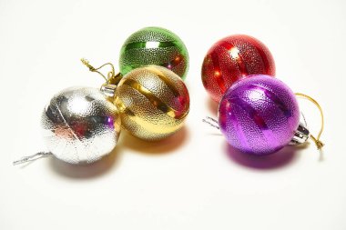 Beyaz arka planda noel baloları, yeni yıl oyuncakları, bayram, noel