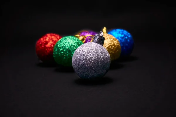 Karanlık Bir Arka Planda Noel Baloları Yeni Yıl Noel Oyuncakları — Stok fotoğraf