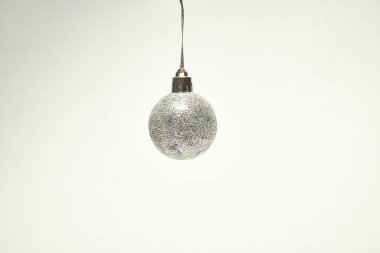 Beyaz arka planda gümüş parıltılı Noel balosu, Yeni Yıl, Noel süslemeleri, bayram, Noel