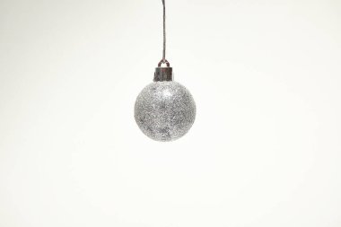 Beyaz arka planda gümüş parıltılı Noel balosu, Yeni Yıl, Noel süslemeleri, bayram, Noel