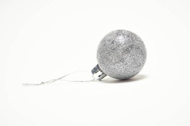 Beyaz arka planda gümüş parıltılı Noel balosu, Yeni Yıl, Noel süslemeleri, bayram, Noel