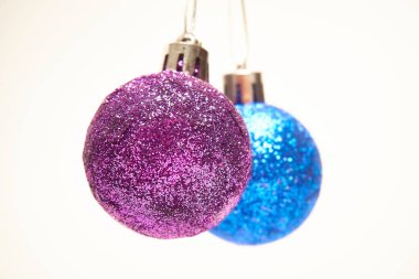 Beyaz arka planda iki Noel balosu, Yeni Yıl, Noel oyuncakları, Noel, Noel