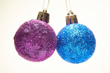 Beyaz arka planda iki Noel balosu, Yeni Yıl, Noel oyuncakları, Noel, Noel