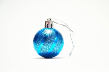 Beyaz arka planda yeşil Noel balosu, Yeni Yıl, Noel oyuncakları, Noel, Noel