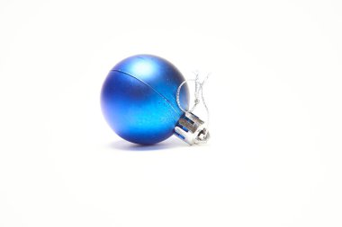 Beyaz arka planda yeşil Noel balosu, Yeni Yıl, Noel oyuncakları, Noel, Noel