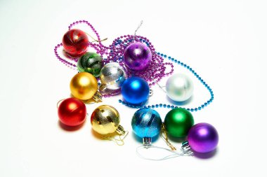 Beyaz arka planda noel baloları, yeni yıl oyuncakları, bayram, noel