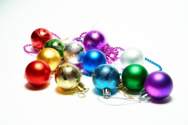 Beyaz arka planda noel baloları, yeni yıl oyuncakları, bayram, noel