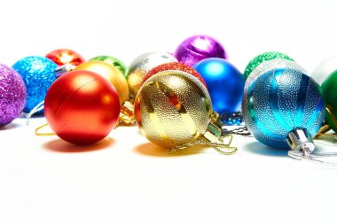 Beyaz arka planda noel baloları, yeni yıl oyuncakları, bayram, noel.
