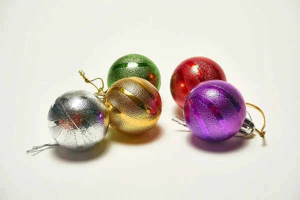 白い背景のクリスマスボール クリスマスのおもちゃ クリスマス — ストック写真