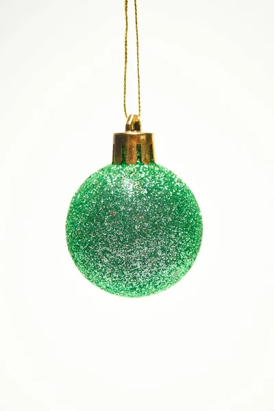 Πράσινη Μπάλα Glitter Λευκό Φόντο Πρωτοχρονιά Χριστουγεννιάτικα Παιχνίδια Διακοπές Χριστούγεννα — Φωτογραφία Αρχείου