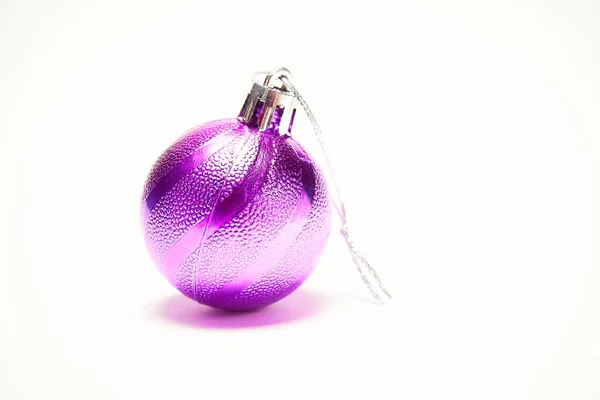 Bola Navidad Púrpura Sobre Fondo Blanco Año Nuevo Juguetes Navidad — Foto de Stock
