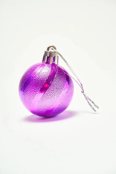 白色背景的紫色圣诞舞会 圣诞玩具 — 图库照片