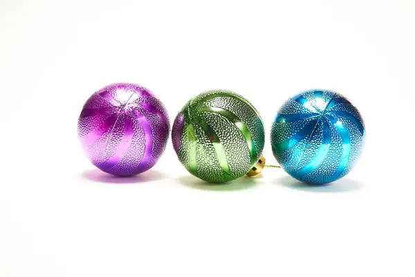 白の背景に青 紫のクリスマスボール クリスマスのおもちゃ クリスマス — ストック写真