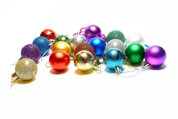 白い背景のクリスマスボール、新年、クリスマスのおもちゃ、休日、クリスマス. — ストック写真