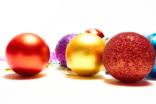 Bolas de Natal em um fundo branco, ano novo, brinquedos de Natal, feriado, natal. — Fotografia de Stock