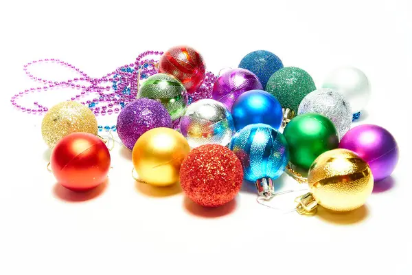 Bolas de Natal em um fundo branco, ano novo, brinquedos de Natal, feriado, natal. — Fotografia de Stock