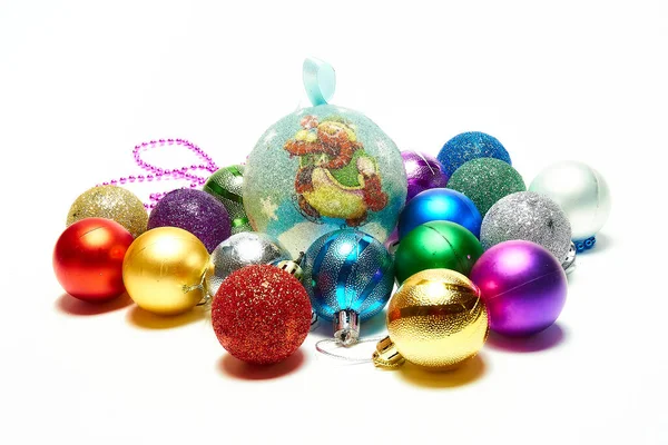 Рождественские шары на белом фоне, Новый год, рождественские игрушки, праздник, Рождество. — стоковое фото