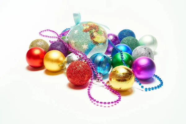 Boules de Noël sur fond blanc, Nouvel An, jouets de Noël, vacances, Noël. — Photo