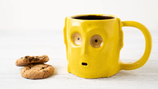 Kendinde C-3PO bardağı ve ısırılmış çikolatalı kurabiye. Star Wars ev fincanı koleksiyonu. Eşsiz hediye fikirleri. Boşluğu Kopyala