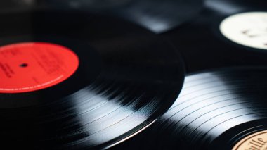Dağınık vinil disklerin arka planının çok yakın görüntüsü. Siyah vinil plaka dokusu. İyi müzik konsepti