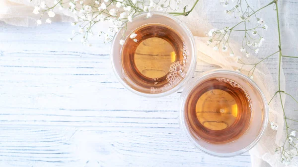 Summer tea on wooden table. Black tea in glass cups. Morning tea in mugs with place for text. Top view background — Stock Photo, Image