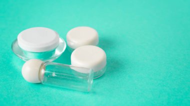 Seyahat için gerekli şeyler. Temel seyahat kiti. Tuvalet malzemeleri. Küçük kozmetik seyahat konteynırları.