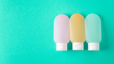 Temel seyahat kiti. Tuvalet malzemeleri. Kozmetik şişeleri. Krem, şampuan ve saç kremi için küçük kozmetik seyahat kapları