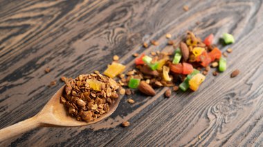 Fındıklı ve kuru meyveli kaşık yulaf ezmesi. Tahıl gevreği reklamı. Ev yapımı granola tarifi