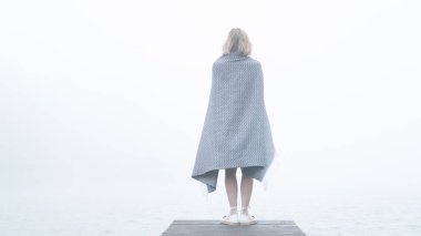 Sabahın erken saatlerinde sisli bir sabahta meditasyon ve rahatlama. Keyifli yalnızlık kavramı. İyi tarafından bak.