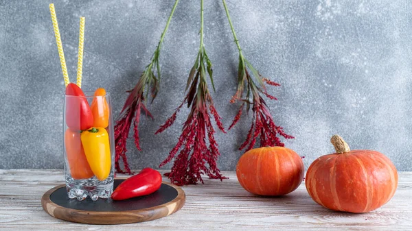 オリジナルの秋の季節料理のコンセプト。様々な秋の有機野菜。カボチャと甘いパプリカ — ストック写真