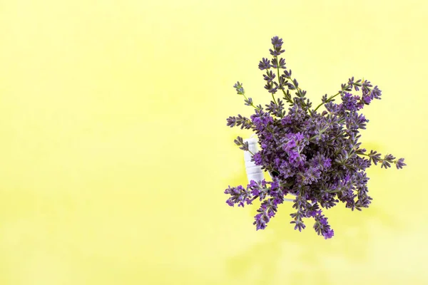 Boeket Lavendel Een Decoratieve Emmer Een Gele Achtergrond Lavendel Bloemen — Stockfoto