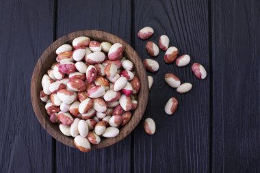 Siyah arka planda kırmızı noktalı fasulyeler. Gıda arkaplanı