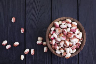 Siyah arka planda kırmızı noktalı fasulyeler. Gıda arkaplanı