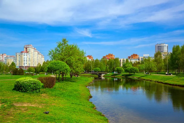 Gorodetska 建築複合 Uruchye 2018 都市建築 Editoria に沿ってベラルーシのミンスク現代建築 都市公園 — ストック写真