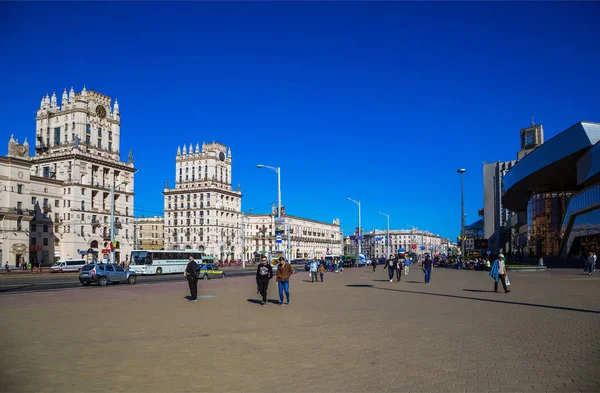 火车站 二个塔在城市门 驻地正方形 2018 明斯克 白俄罗斯 — 图库照片