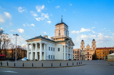 Minsk, Beyaz Rusya, belediye binaları ve Roma Katolik Kilisesi Özgürlük Meydanı yakınlarında. 15/04/2018, Editör