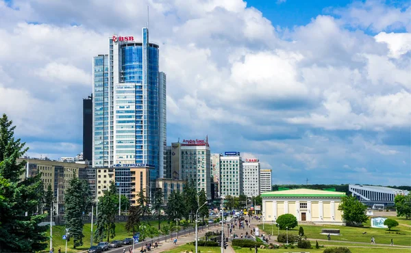 ベラルーシ ミンスク 2018 ビジネス センター ロイヤル プラザ の背景にミンスク市のビューと新聞編集部 — ストック写真