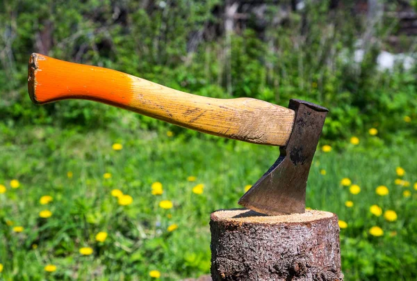 Axt Einem Holzbalken Zum Schneiden Von Holz Auf Grünem Gras — Stockfoto